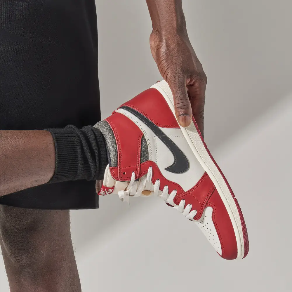 Air Jordan 1 High OG Chicago Lost and Found 